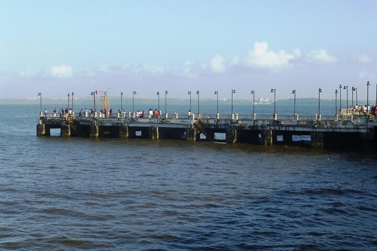 isang pier na may mga tao sa ibabaw nito sa tubig