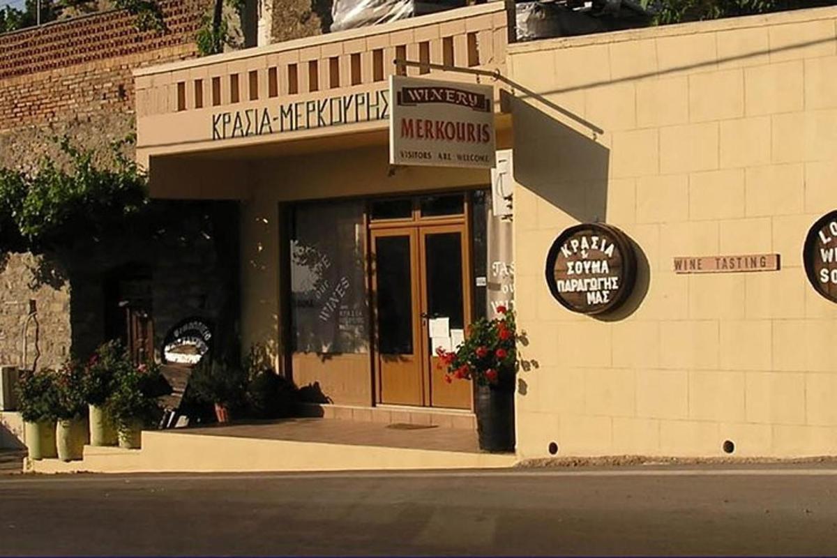 budova s nápisem restaurace na dveřích