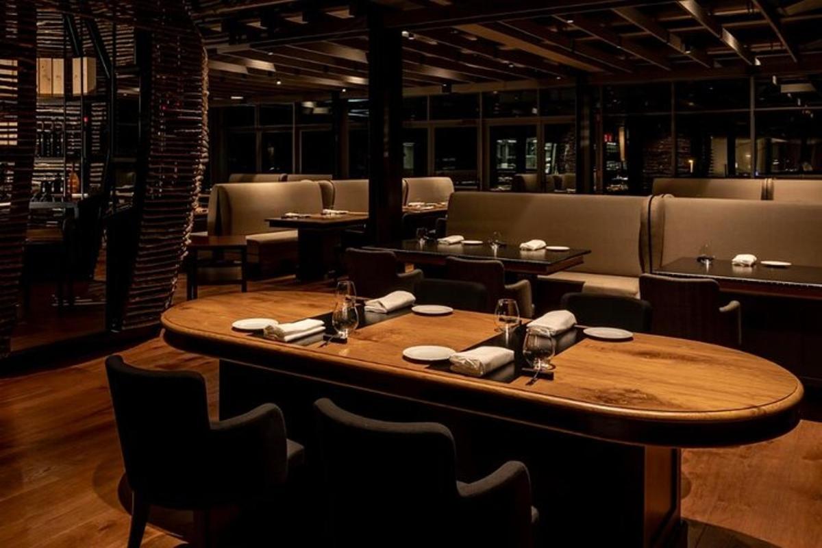 restaurace s velkým dřevěným stolem a židlemi