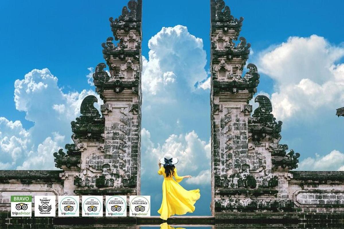 một người phụ nữ mặc váy vàng đứng trước một tòa nhà