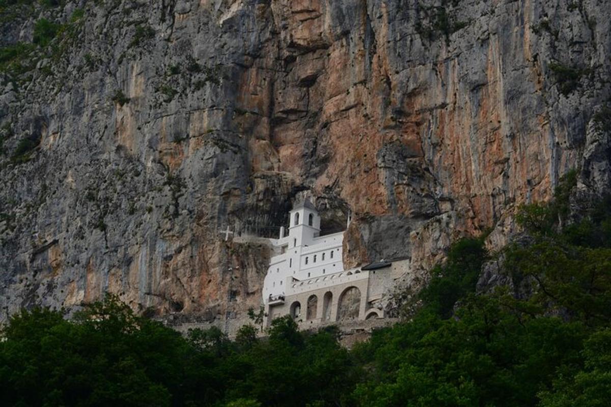 un edificio bianco sul fianco di una montagna