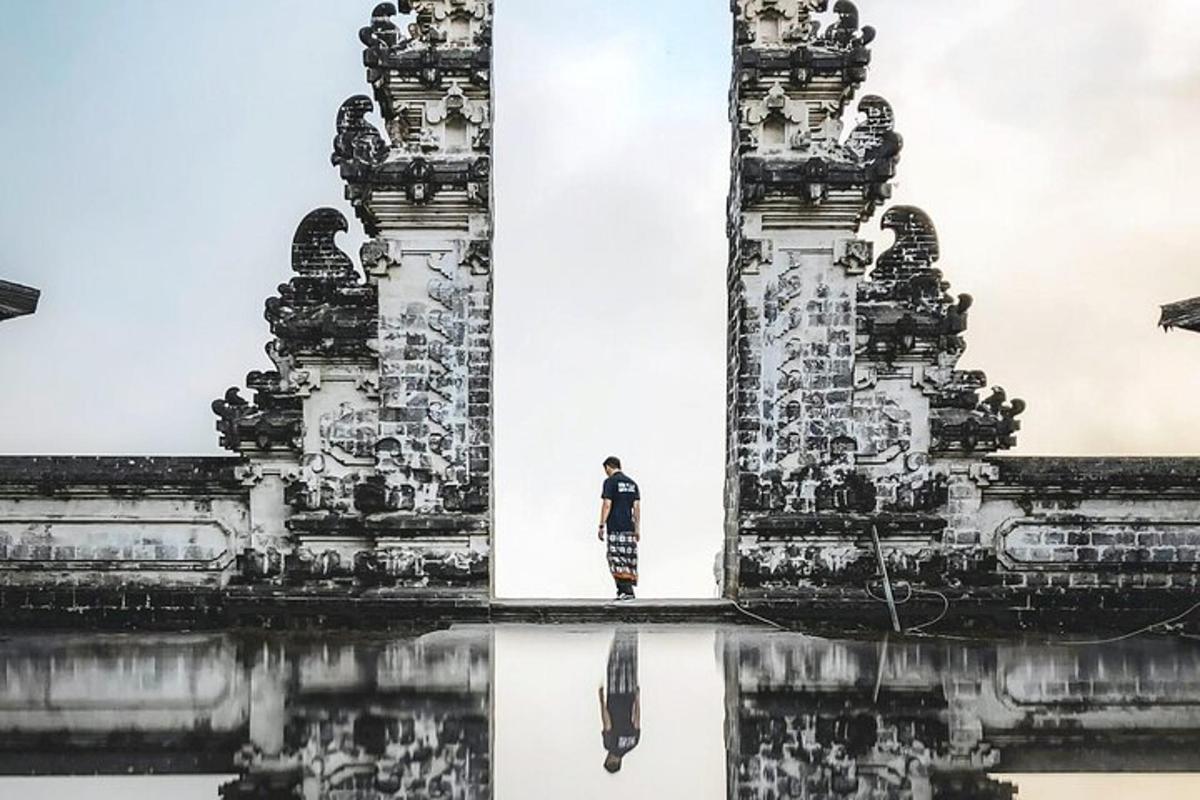 một người đứng ở cửa ra vào của một tòa nhà