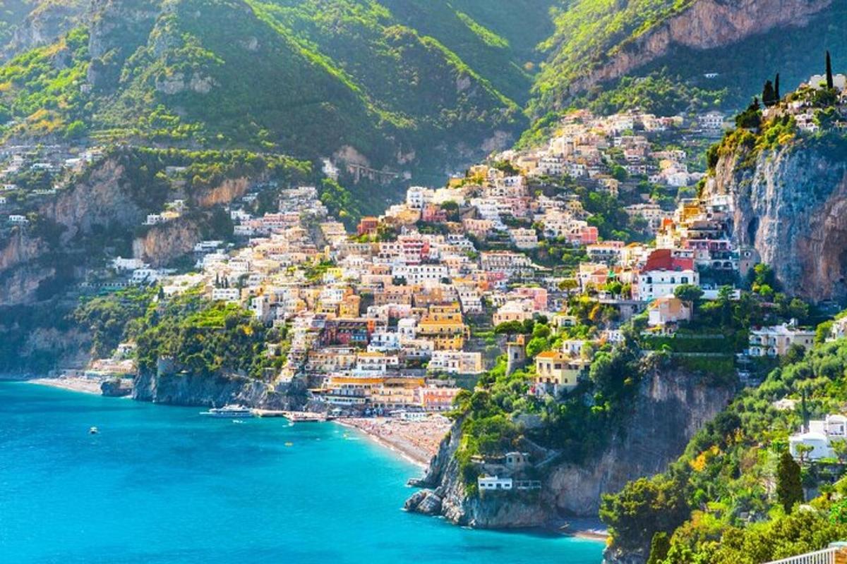 pemandangan perkampungan positano di pantai amalfi