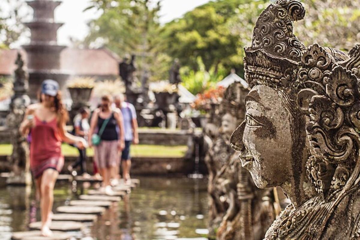 một nhóm người đang đi bộ xung quanh một bức tượng trong đài phun nước