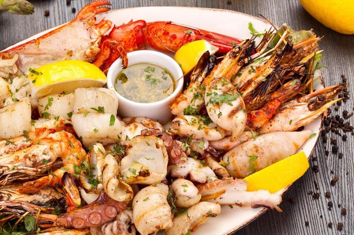 un piatto di gamberi e frutti di mare con salsa