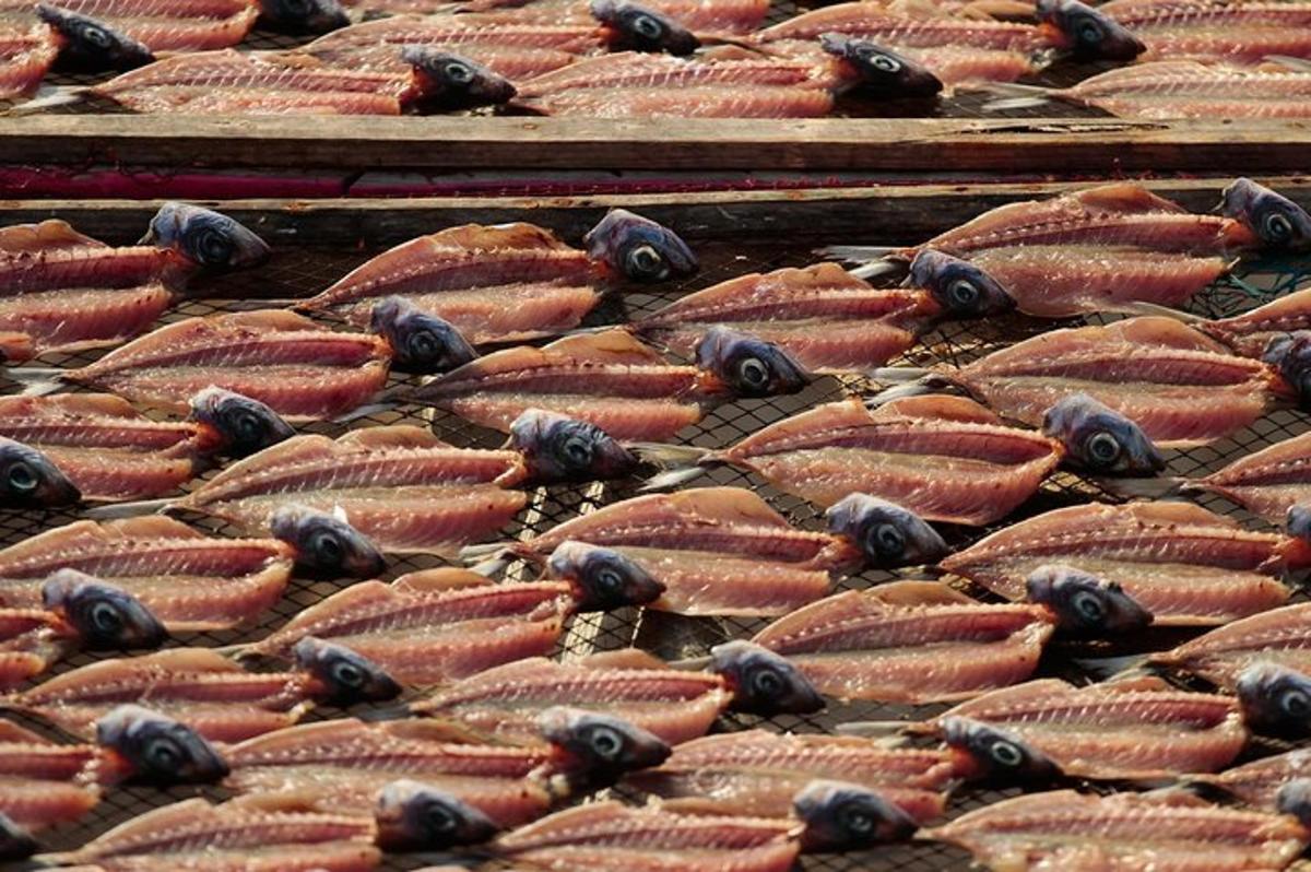 un gruppo di hot dog su una griglia