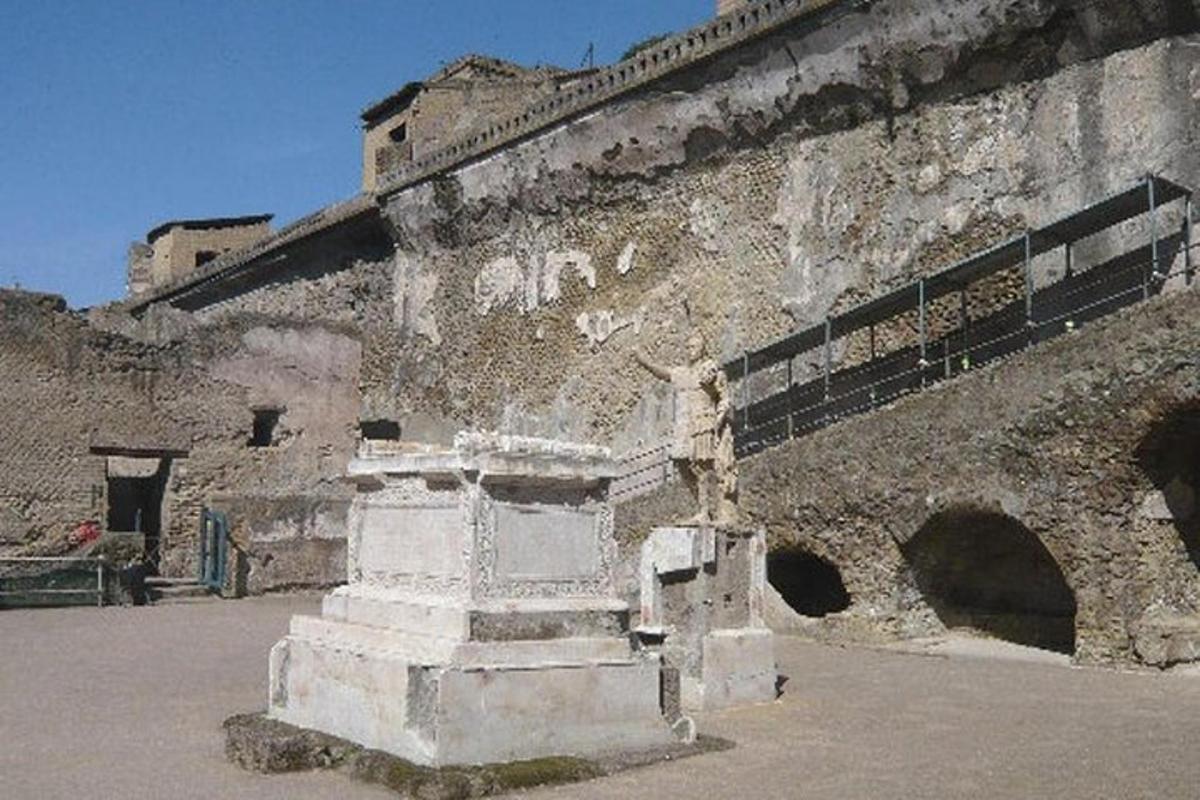 Un edificio con una estatua en el costado.