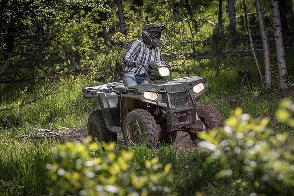 Un hombre conduciendo un vehículo todo terreno por un sendero