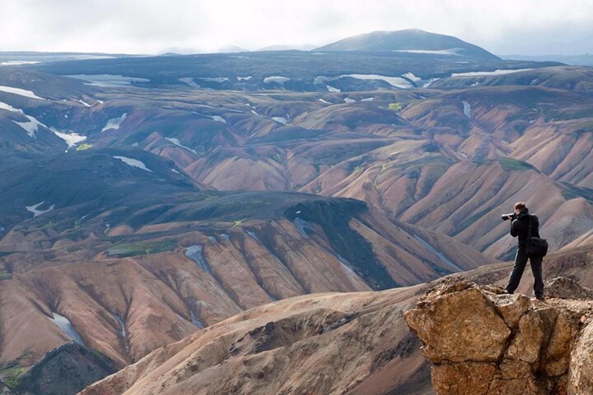 isang lalaking nakatayo sa tuktok ng bundok