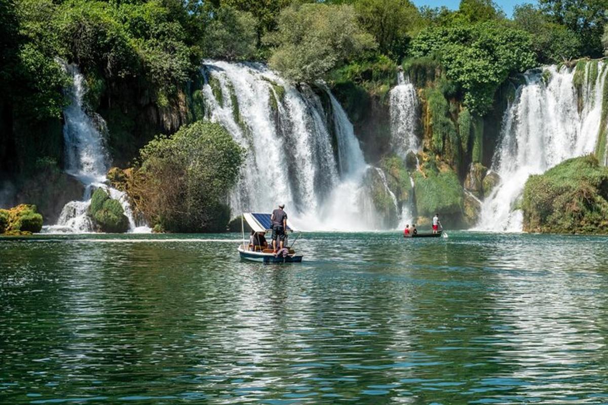 twee boten in het water voor een waterval