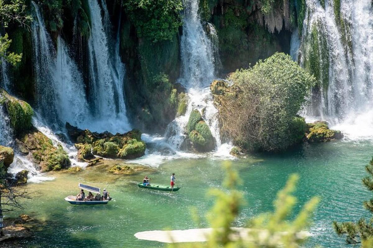 persone in barche in acqua vicino a una cascata