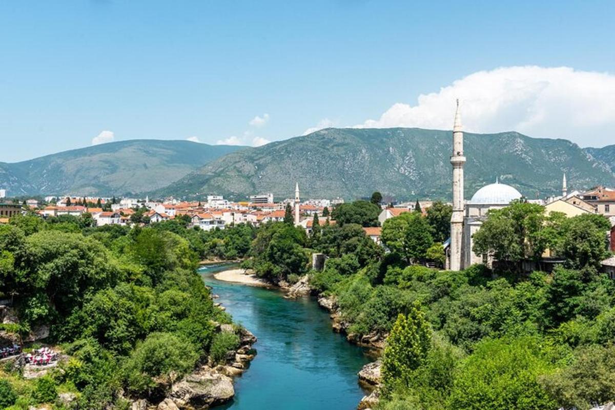 una vista di un fiume con una città e una moschea