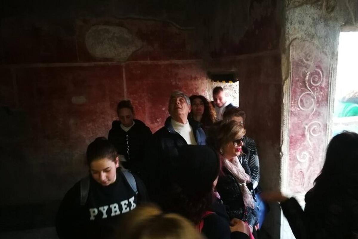 skupina ľudí stojacich v tmavej miestnosti