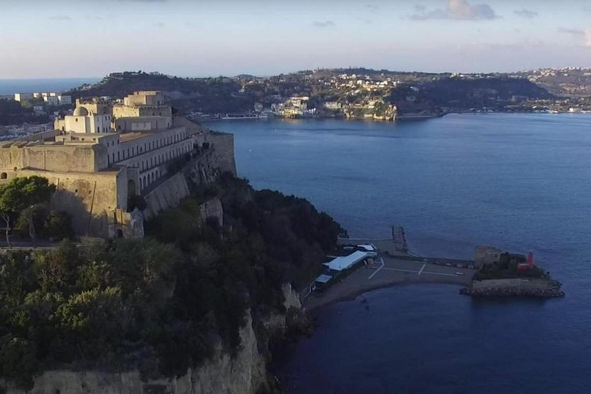 vista aèria d'un edifici en un turó al costat de l'aigua
