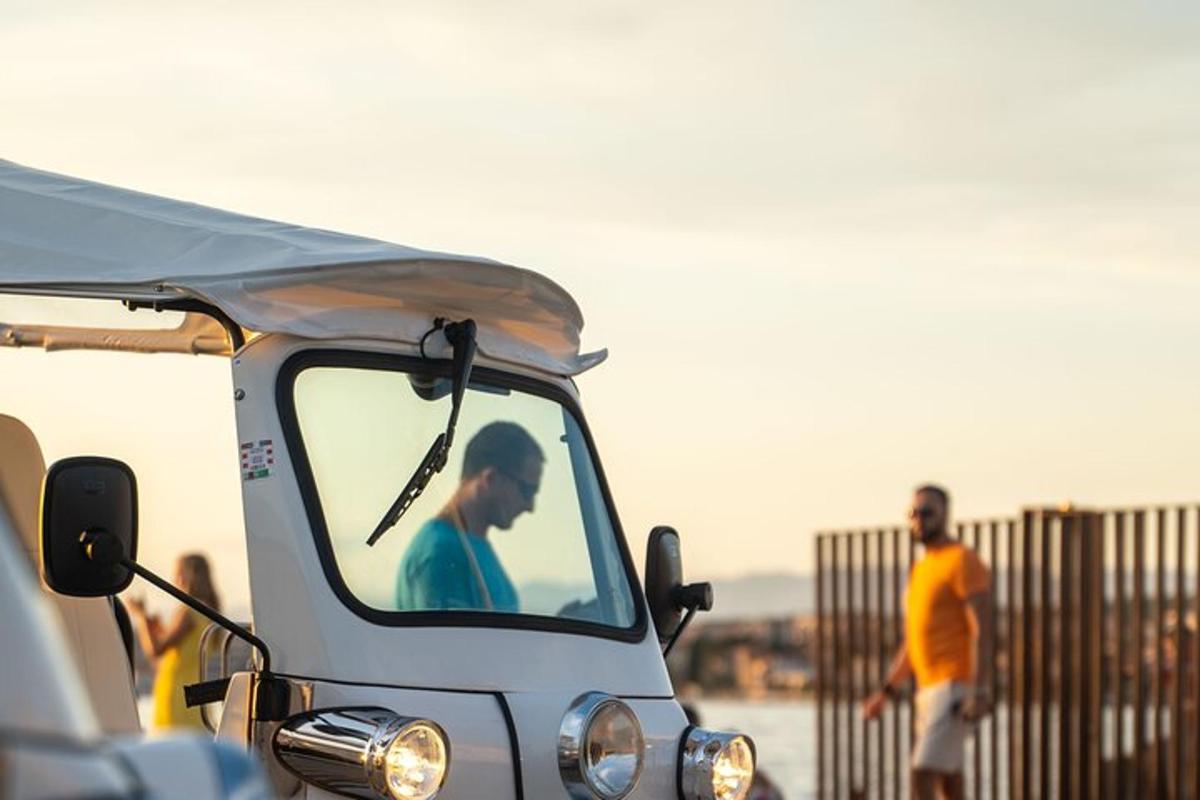 maður situr fremst í golfbíl