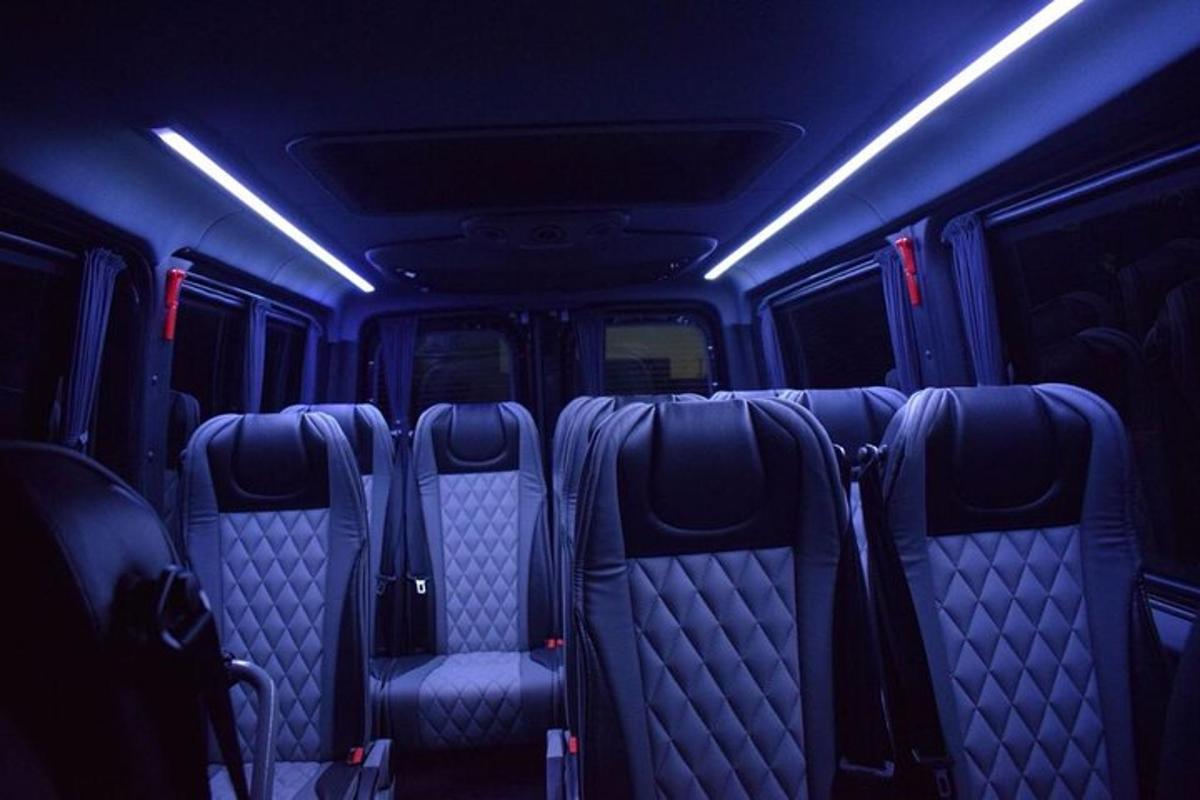 un autobus vuoto con luci blu in un buio