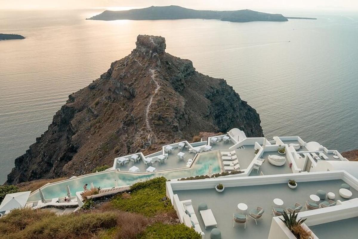 una vista di una montagna nell'oceano con una piscina