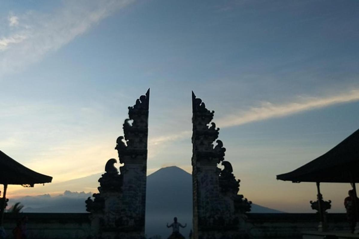 siluet sebuah bangunan dengan gunung di latar belakang