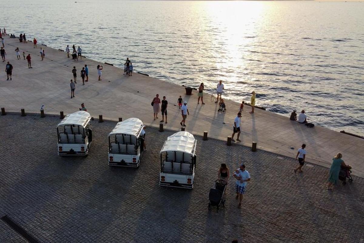 skupina autobusů zaparkovaných na molu u vody