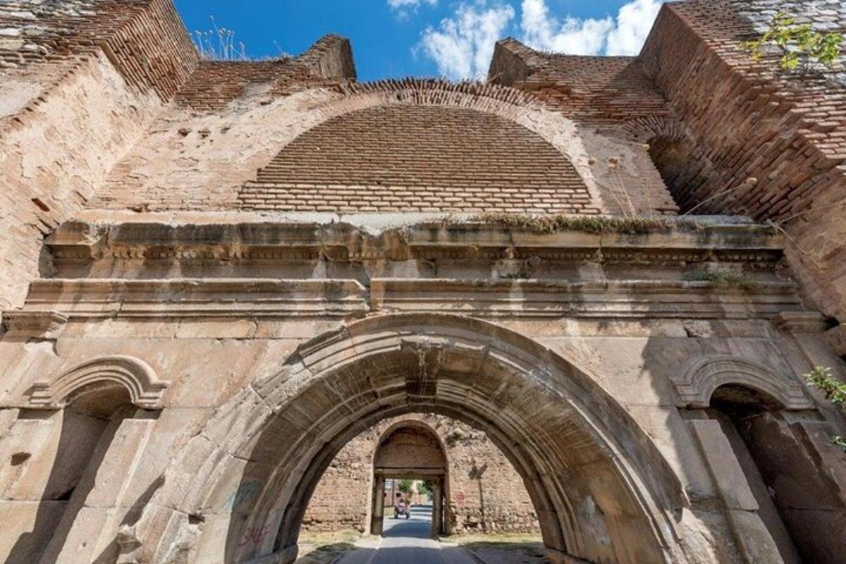 uma entrada para um edifício antigo com um arco