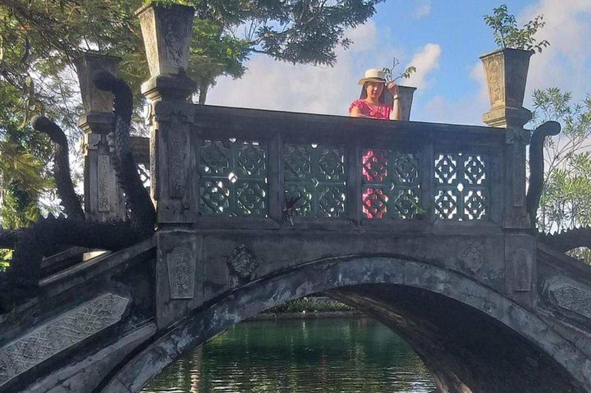 seorang wanita duduk di atas jembatan