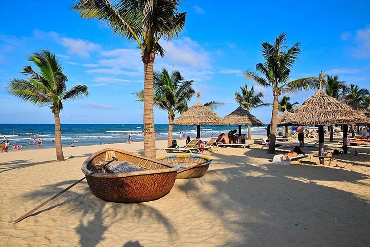 una spiaggia con palme e una barca sulla sabbia