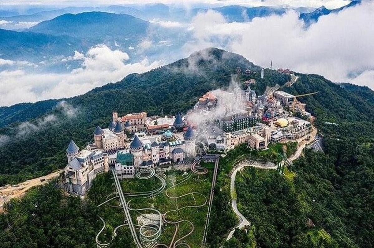 uma vista aérea de um resort no topo de uma montanha