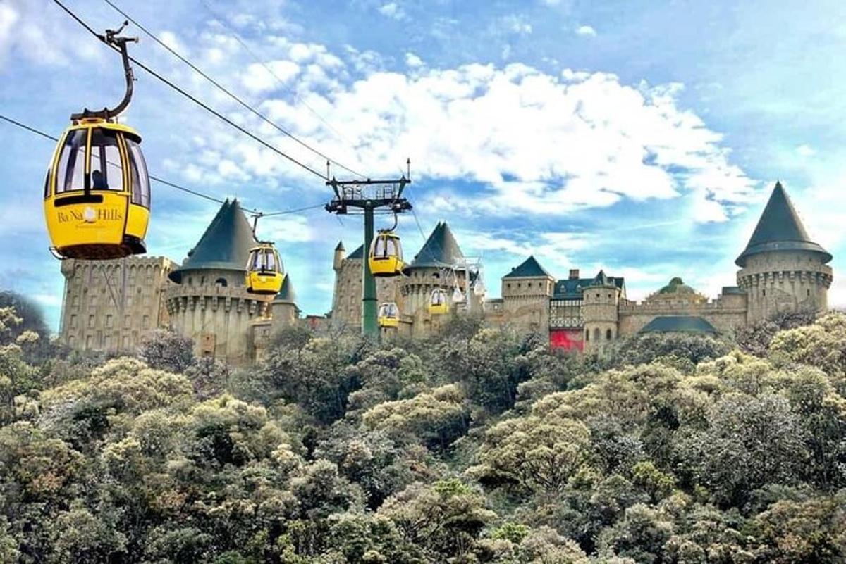 um passeio de gôndola em frente a um castelo