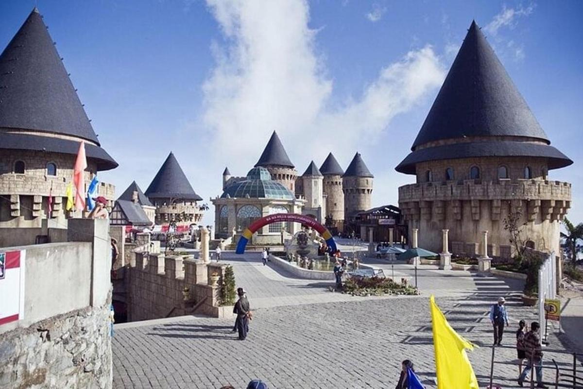 un castello Disney con persone in piedi di fronte