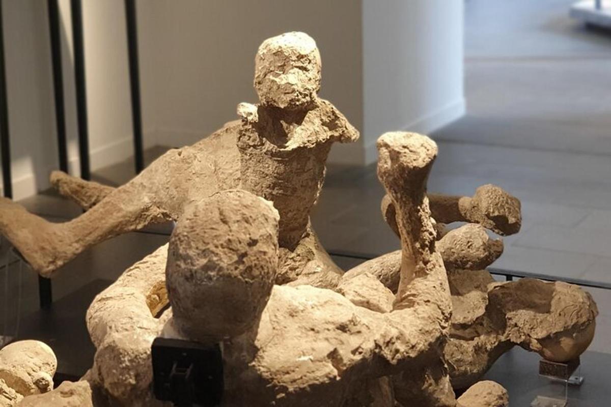 Una estatua de un hombre y dos osos de peluche en exhibición