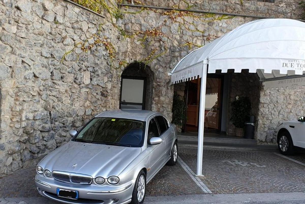 egy ezüst autó parkolt egy kőépület mellett