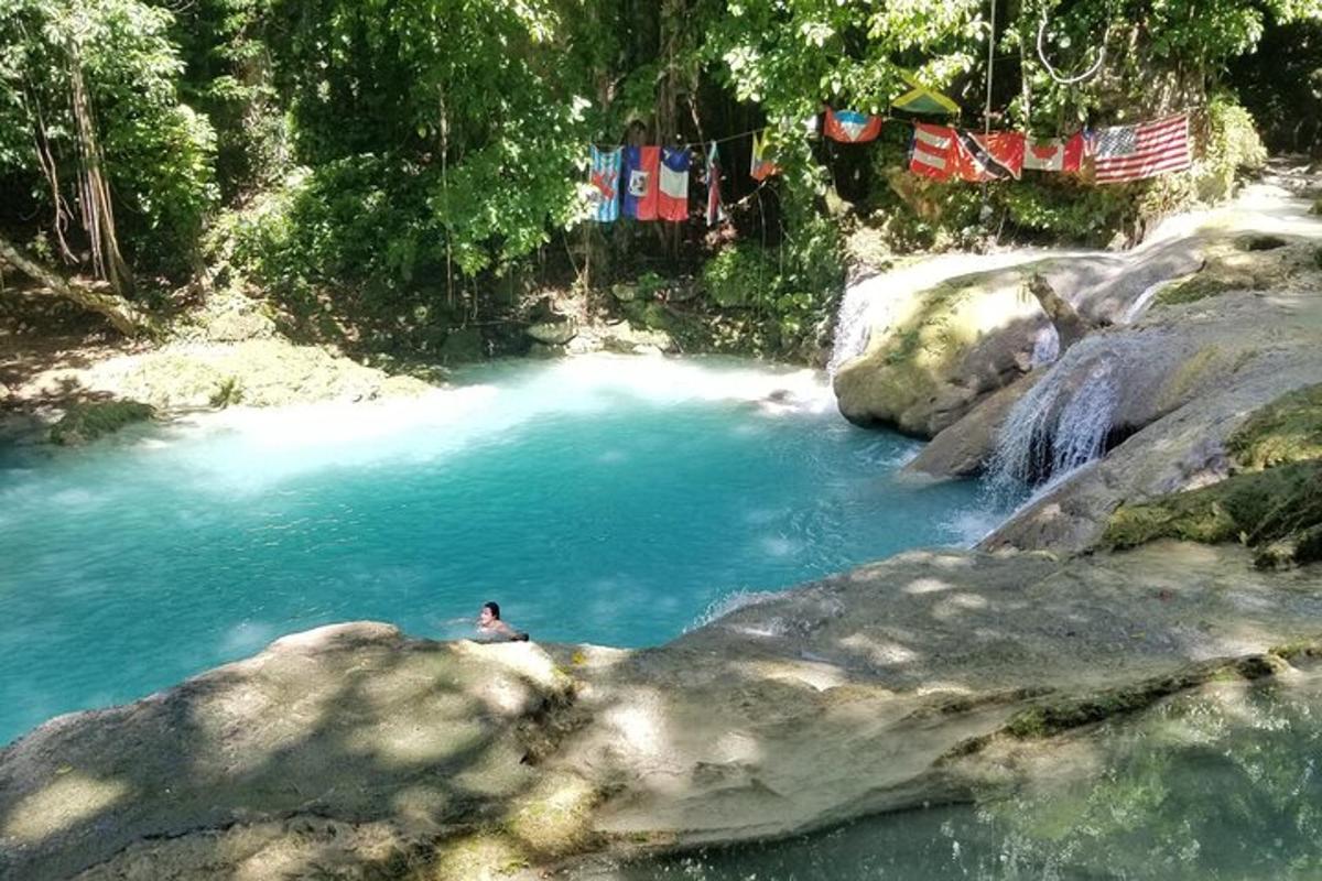 una persona en un charco de agua en un río