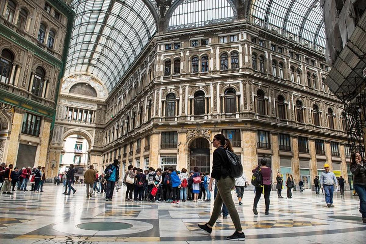 un grup de persones caminant per dins d'un edifici