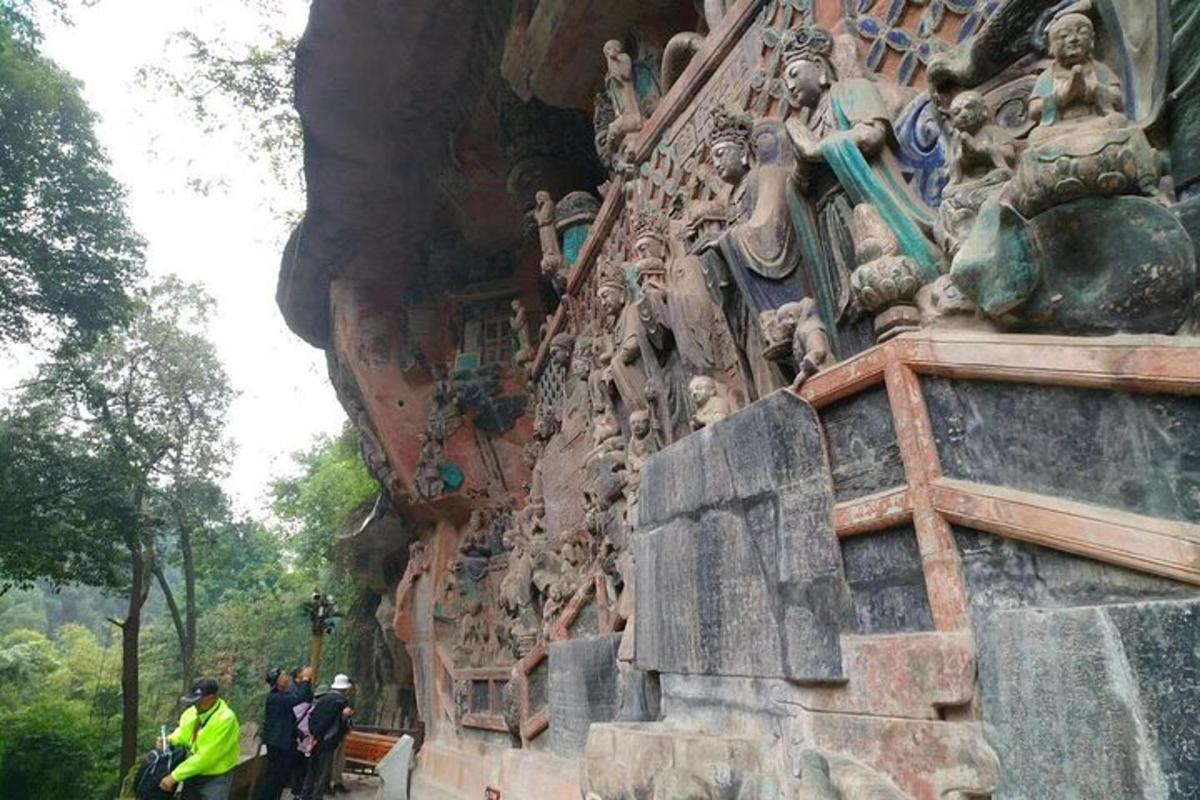 一群人站在一栋建筑物前