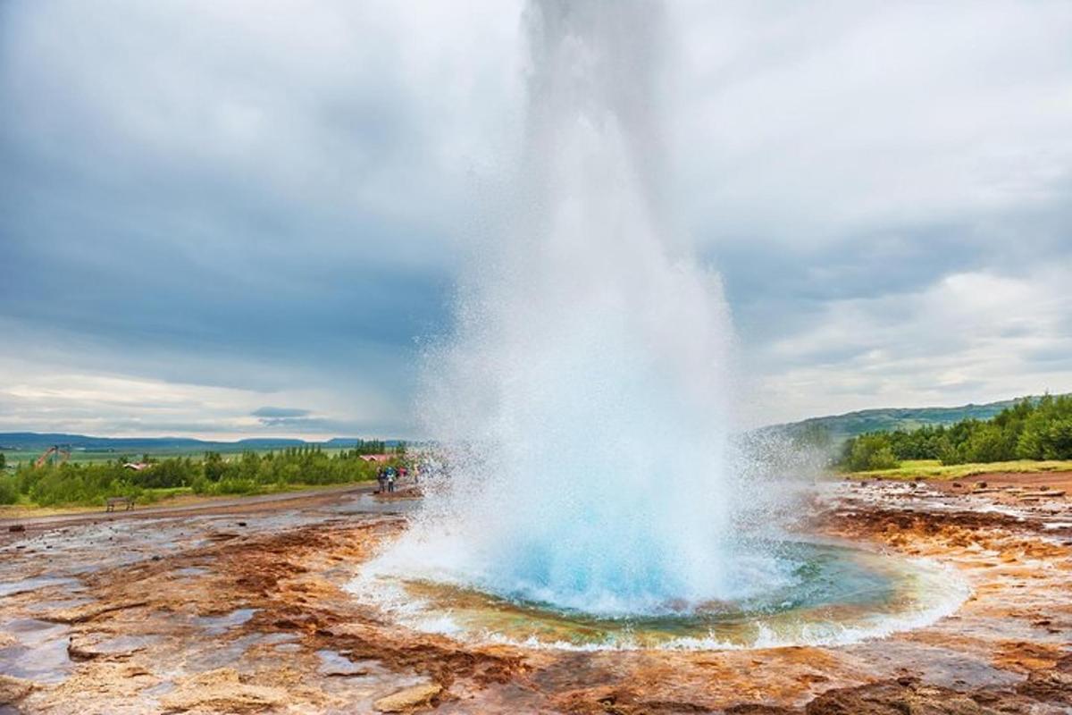 un geyser in mezzo a una strada sterrata