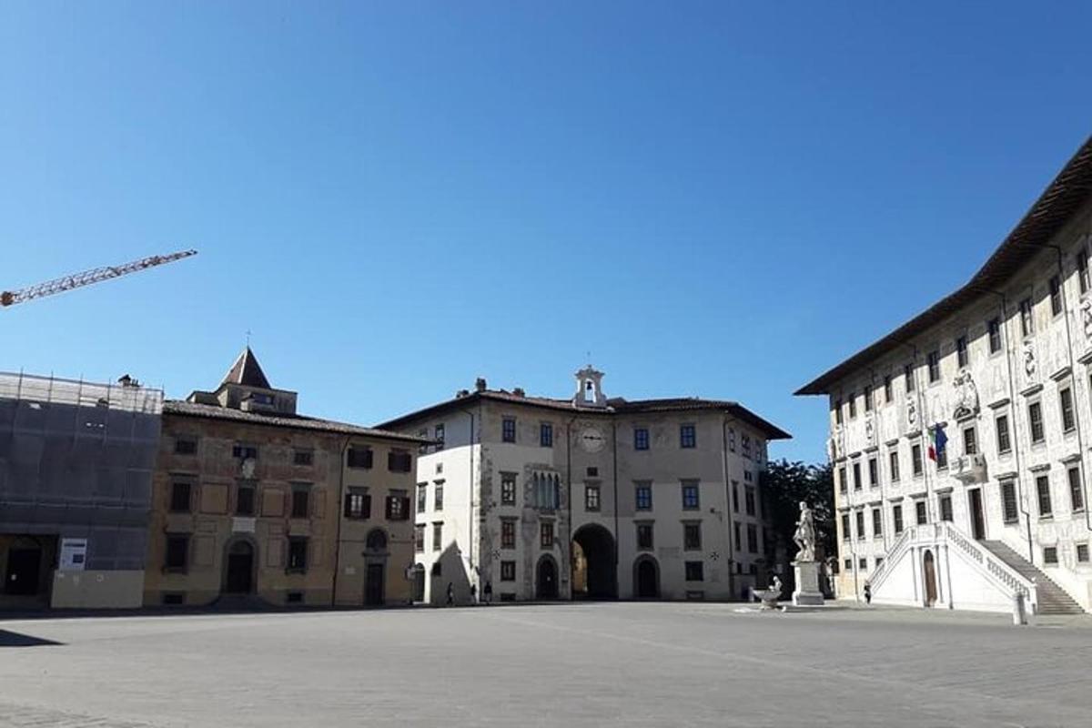 un grand bâtiment avec une statue dans une cour