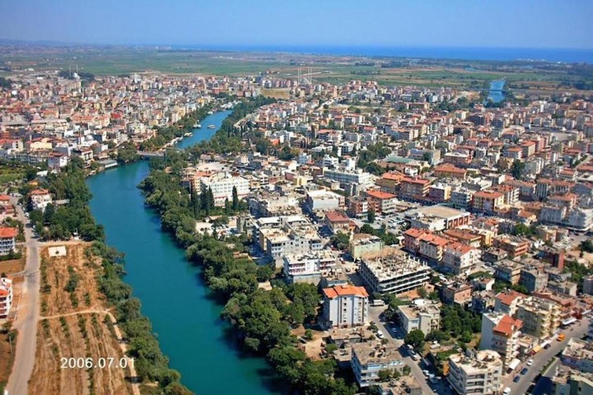 letecký pohľad na mesto s riekou