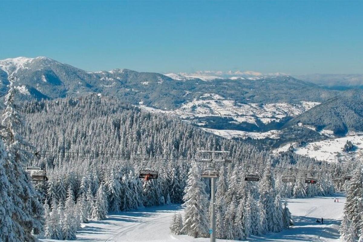 una montagna innevata con uno skilift