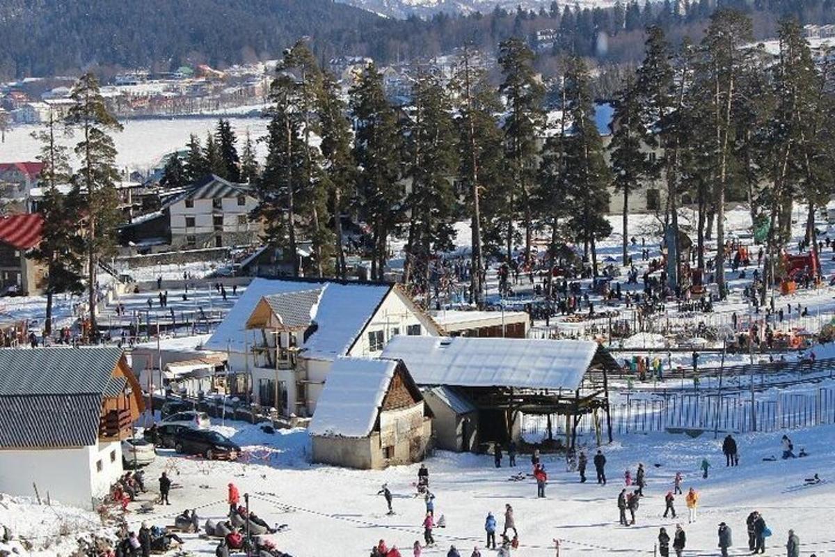 un gruppo di persone in piedi nella neve