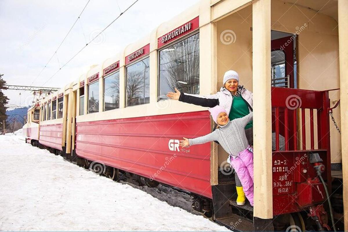 un uomo e un bambino in piedi su un treno