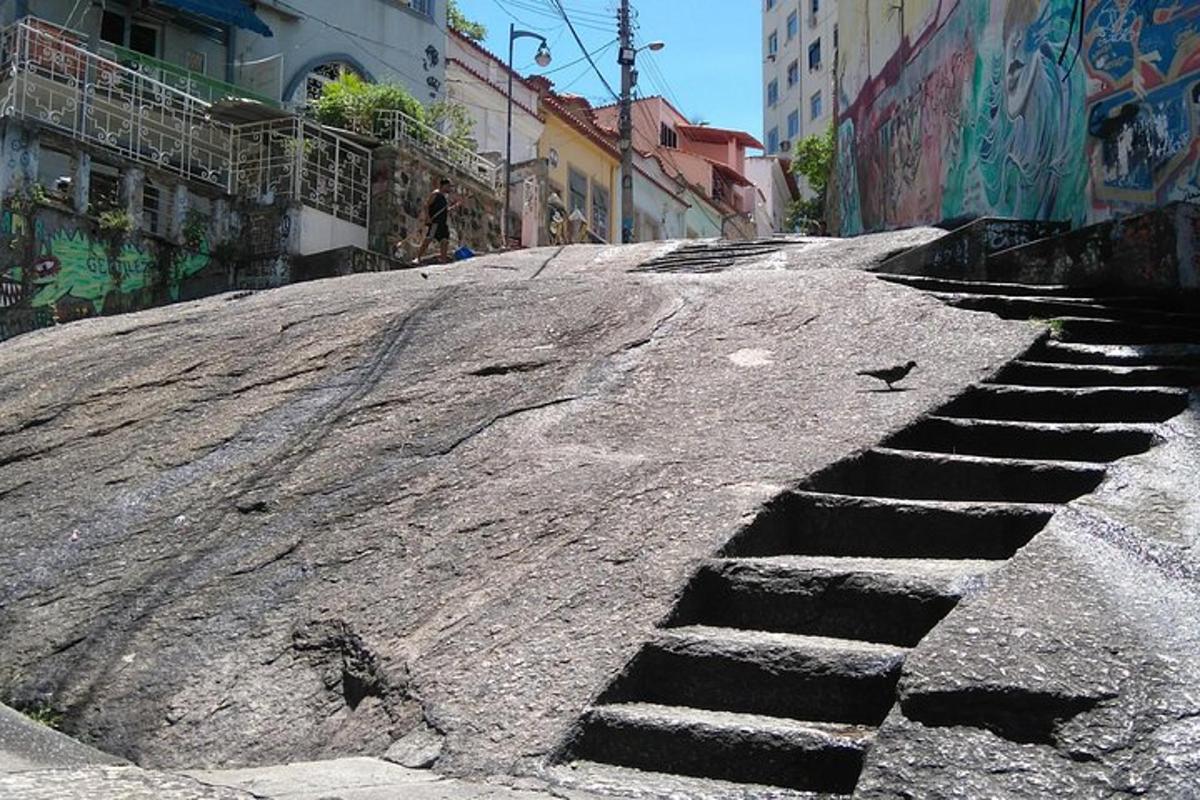 una strada sterrata con scale in una città