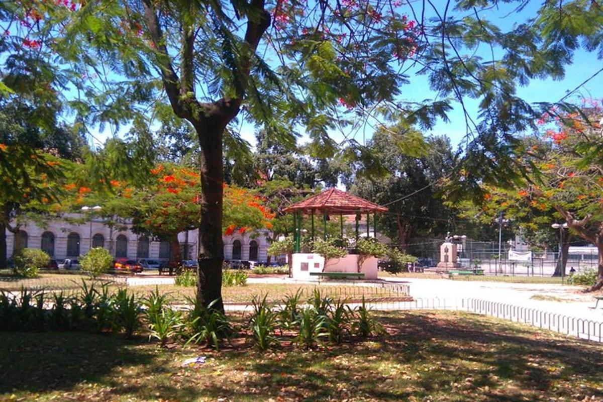 un parco con un gazebo di fronte a un edificio