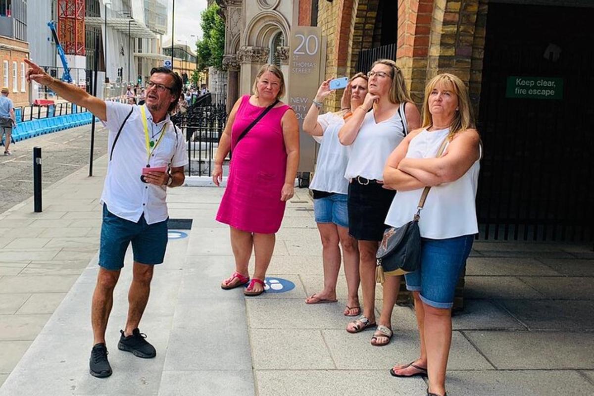 Un grupo de personas de pie en una calle de la ciudad.