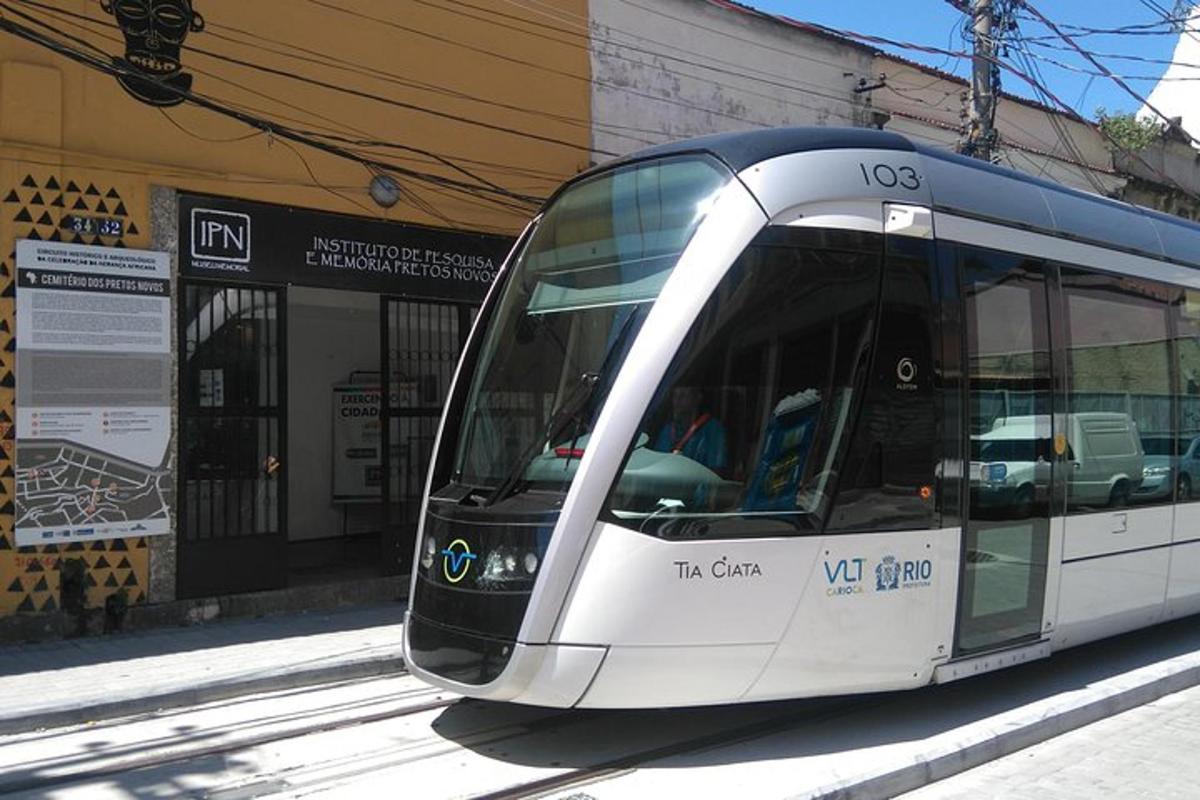 un tram sui binari davanti a un edificio