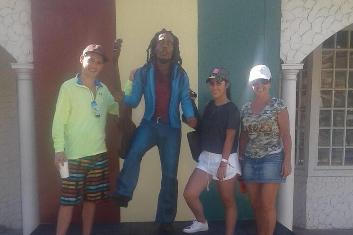 un grup de persones dempeus davant d'una estàtua