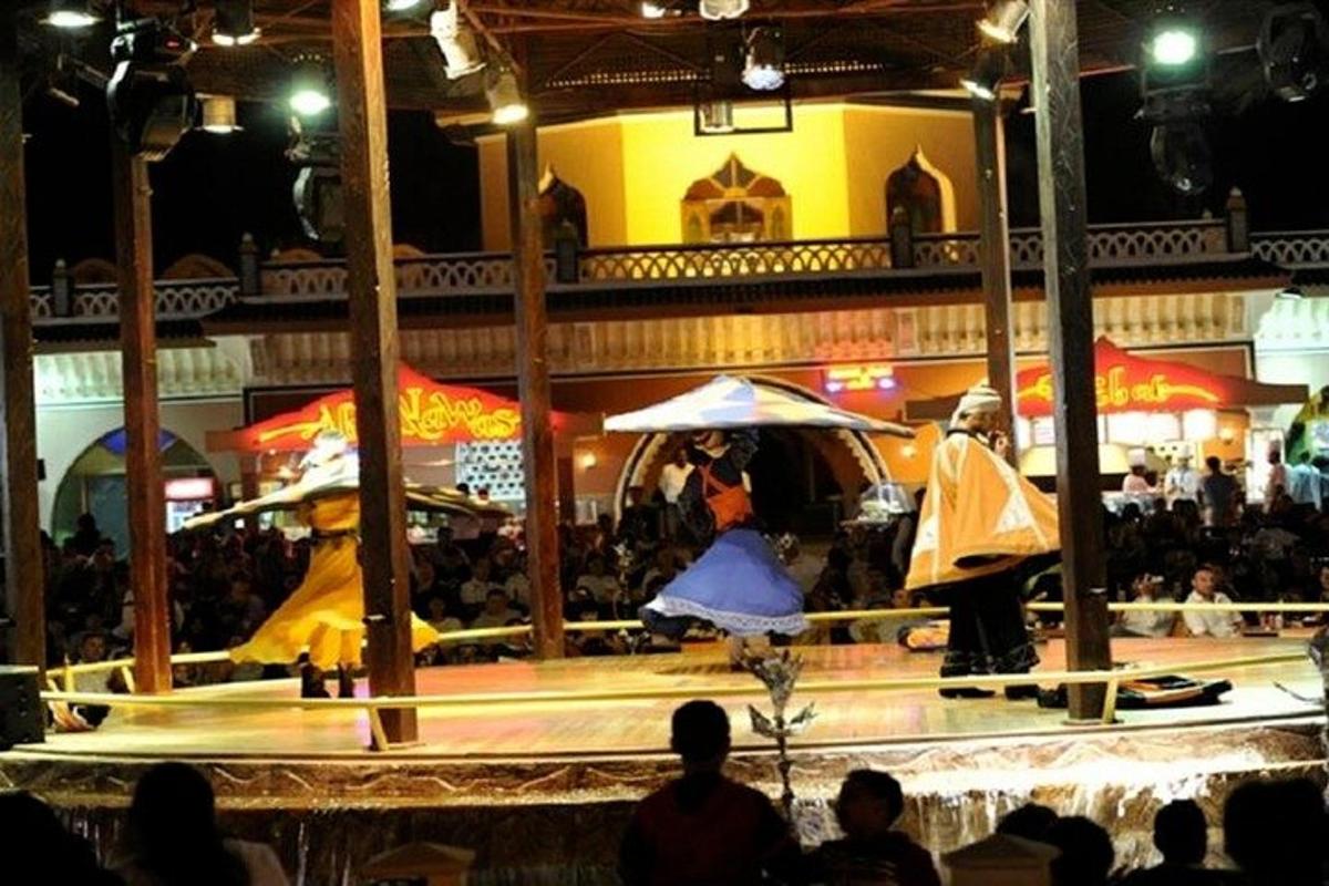 sekelompok orang yang menonton pertunjukan di teater