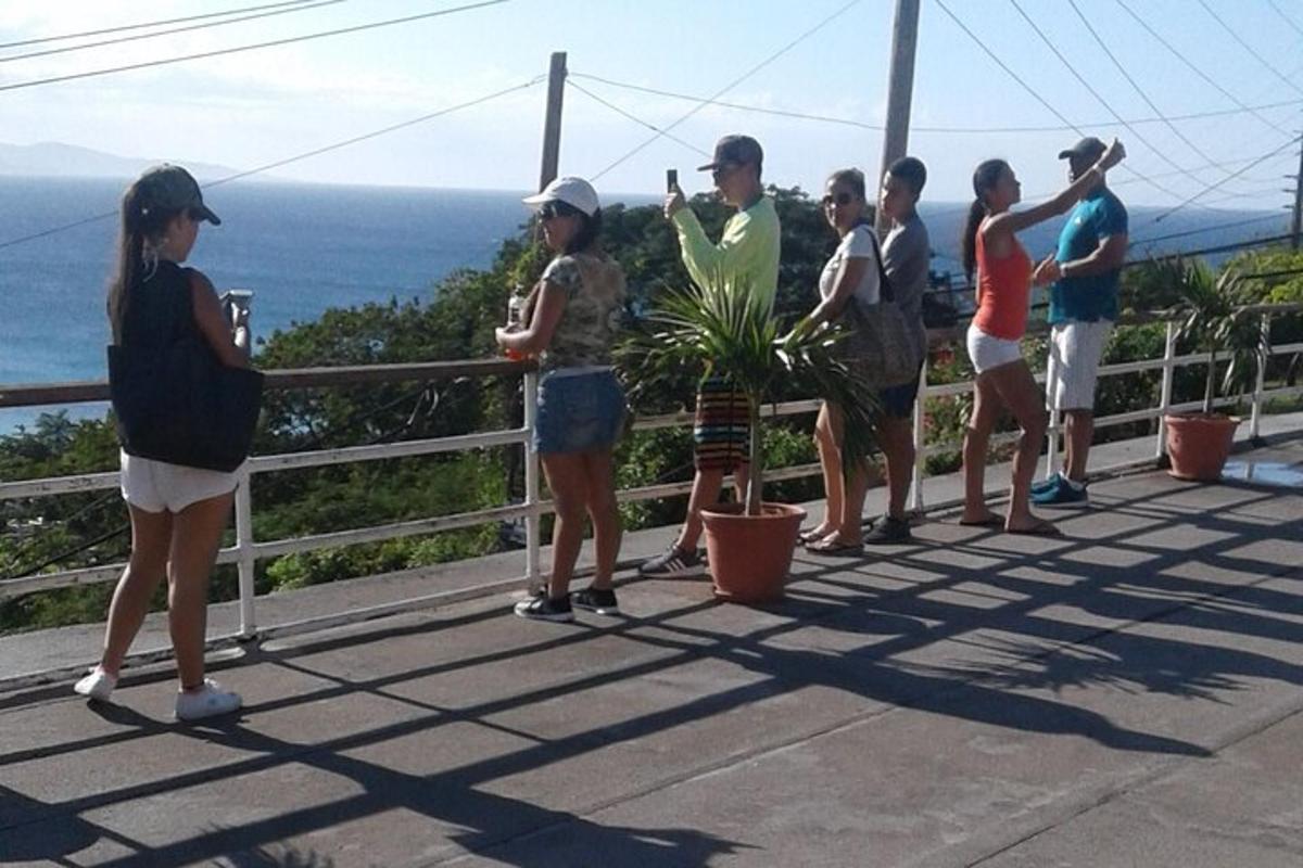 skupina ljudi, ki stojijo na pobočju gore