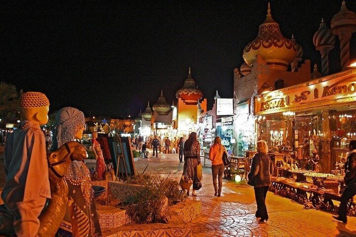 sekumpulan orang berjalan di jalan pada waktu malam