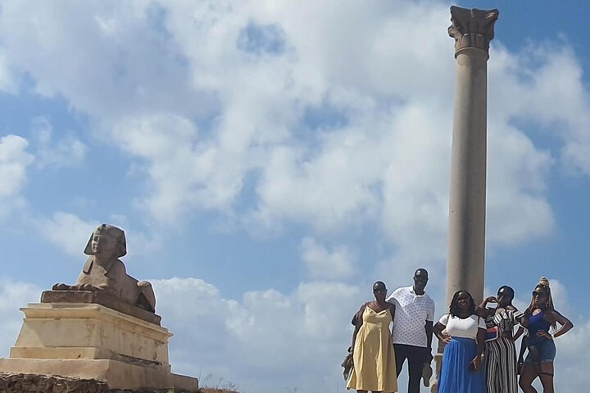 un gruppo di persone in piedi davanti a un monumento
