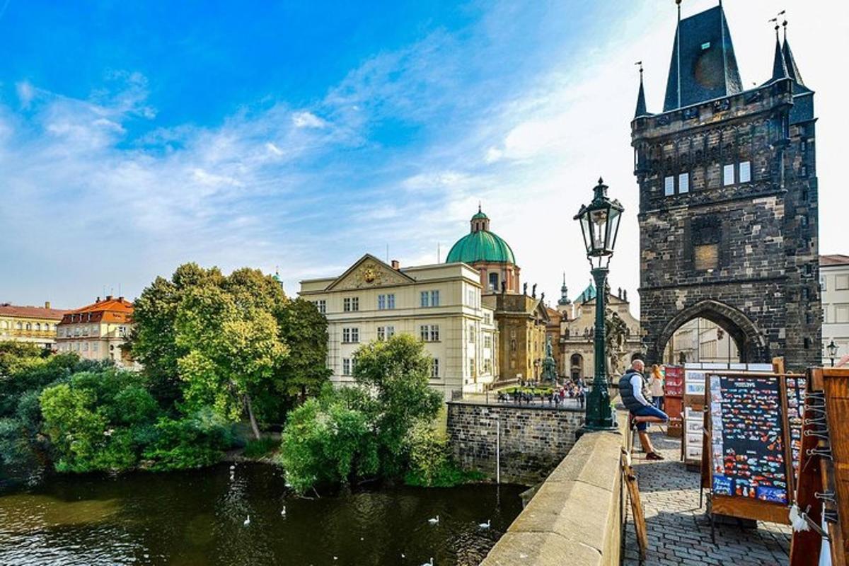 un edificio con una torre dell'orologio accanto a un fiume